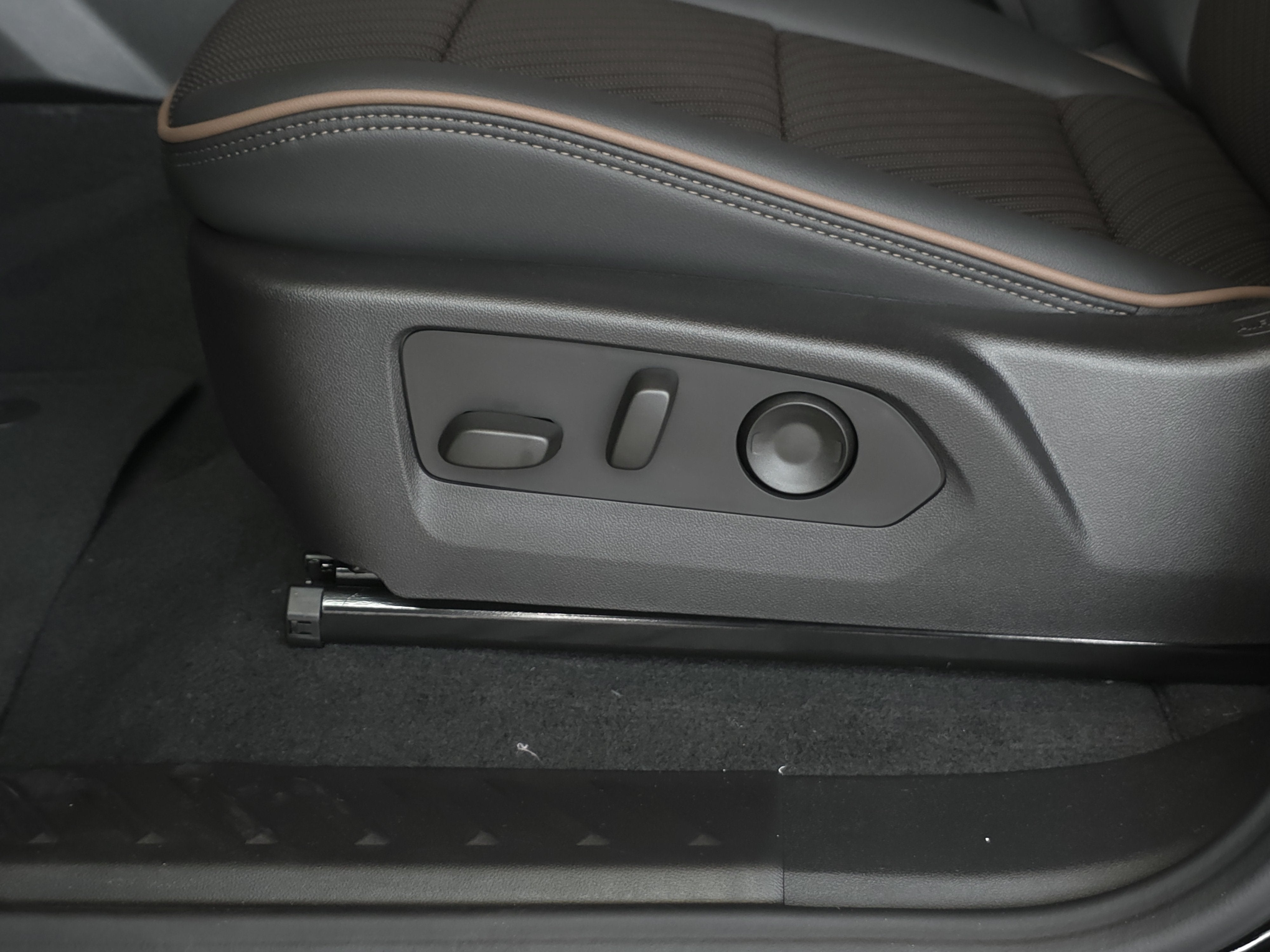 2026 GMC Canyon AT4 - Photo 10