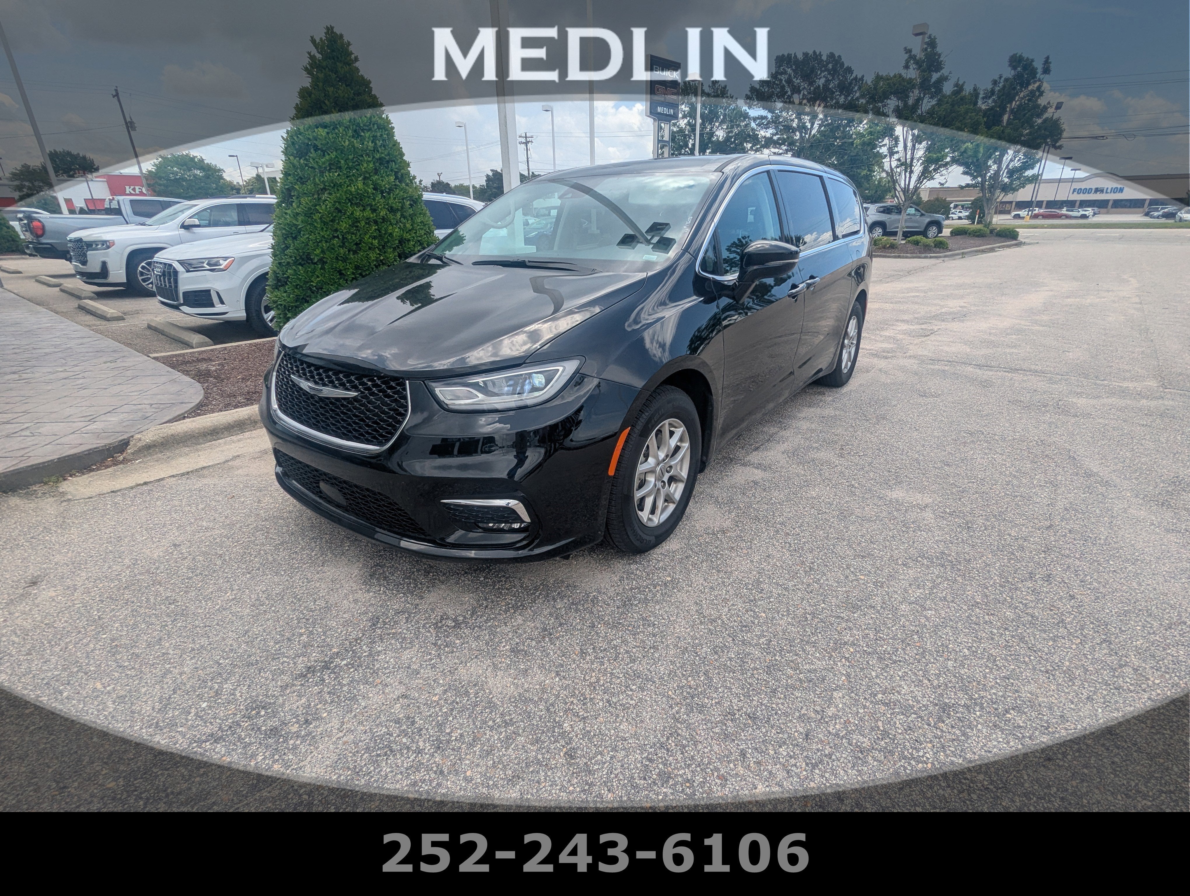 2024 Chrysler Pacifica Touring L's photo